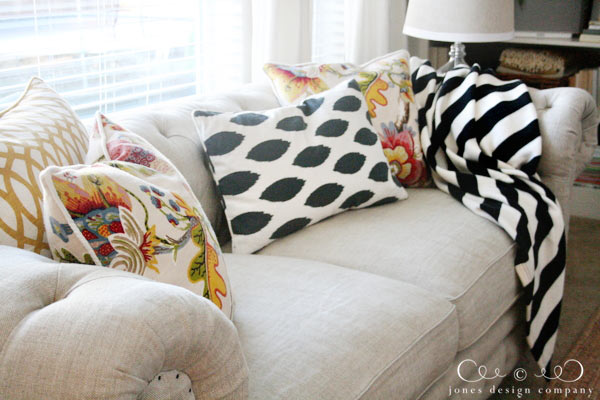 linen-sofa-with-colorful-pillows