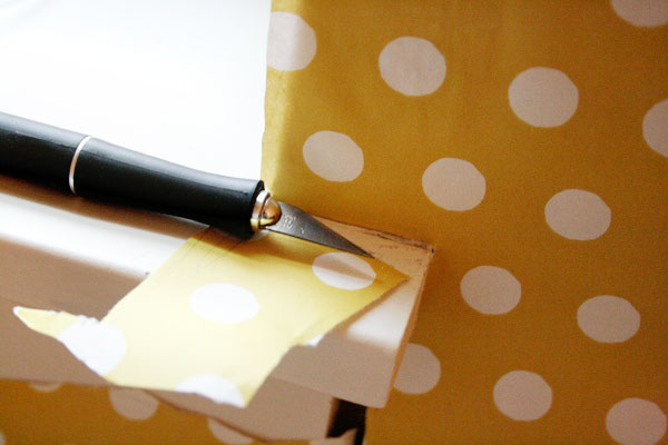 wallpaper-walls-with-gift-wrap---cut-around-corners