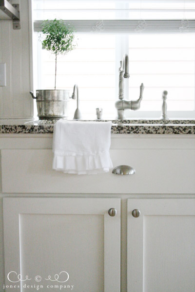 pleated-dishtowel-in-kitchen